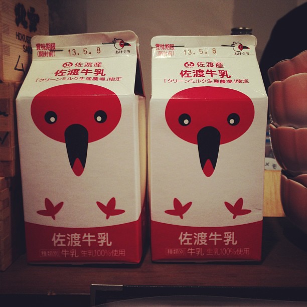 佐渡牛乳。トキの姿が。