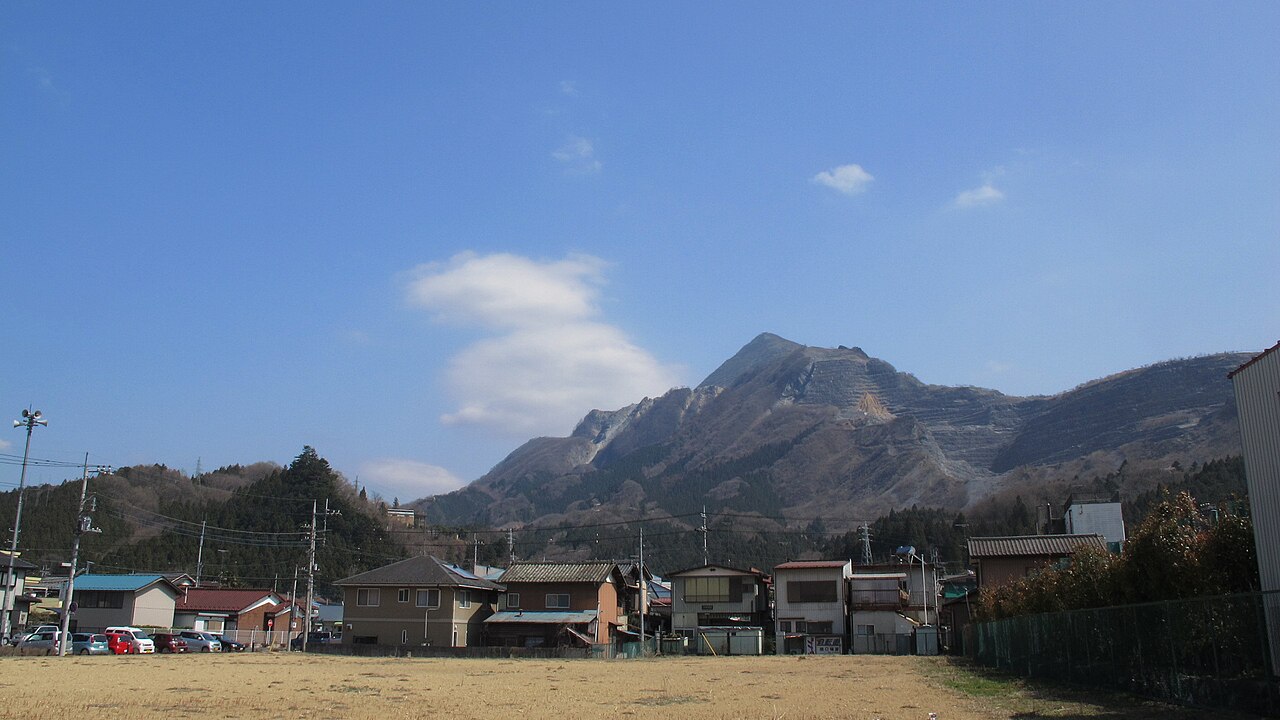 埼玉県秩父市の武甲山を西から望む。