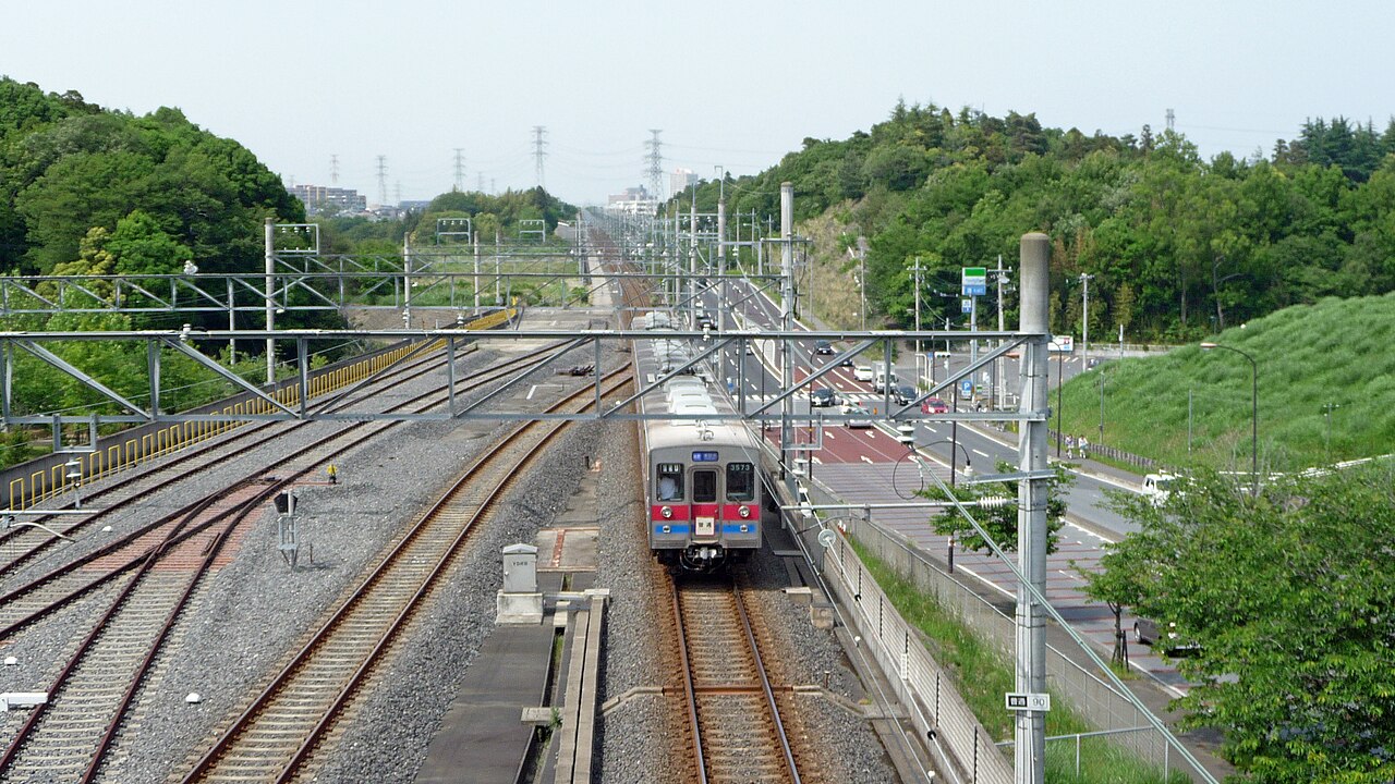 ちはら台駅を発車する京成千原線列車