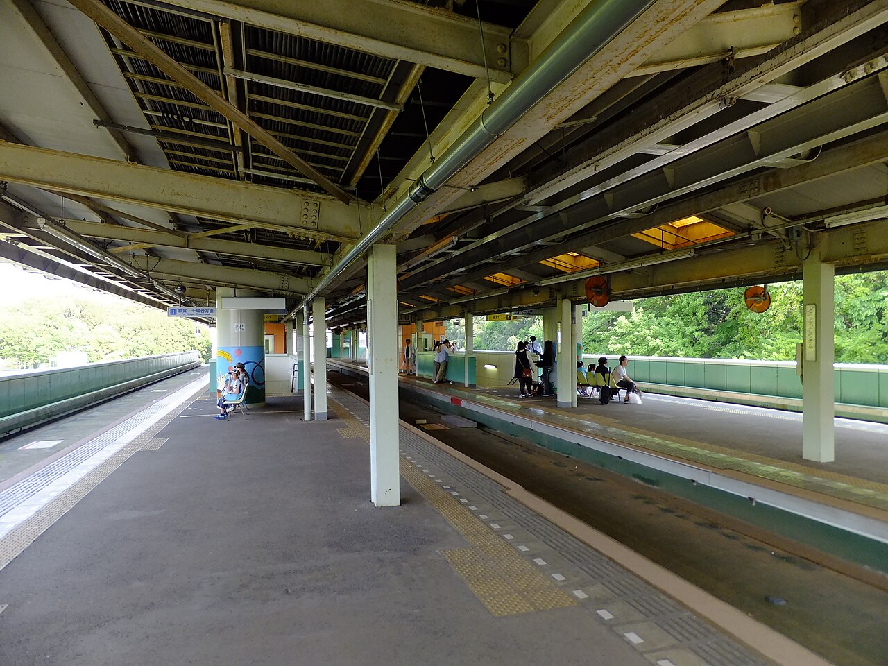 千葉都市モノレール動物公園駅プラットホーム