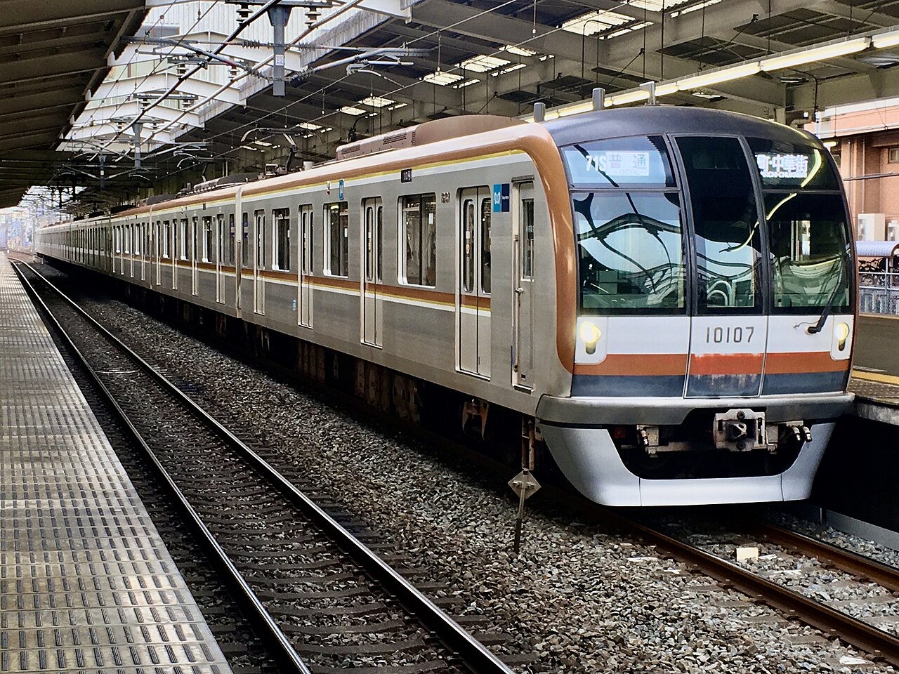 東京メトロ10000系10107編成、ふじみ野駅にて
