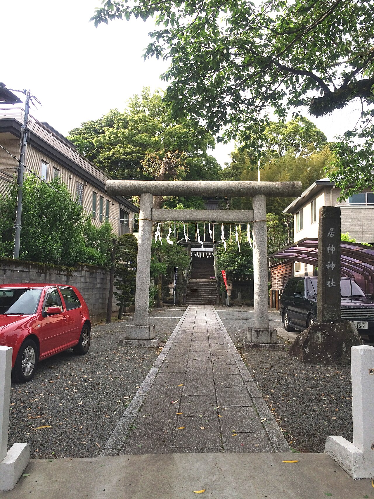 居神神社の入口。外見からは分からないが、奥に階段が続く。