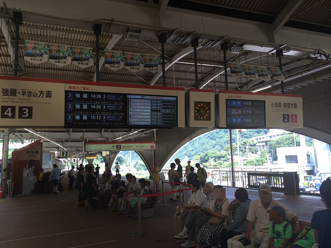 The platform information indicator board at Hakone-Yumoto Station on the Hakone Tozan Railway