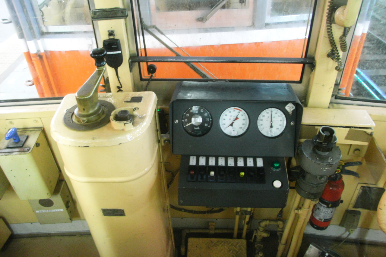 箱根登山鉄道の運転室です。制御器やブレーキは昔ながらの機械ですけど、真ん中の計器類だけ新しくなっているようです。