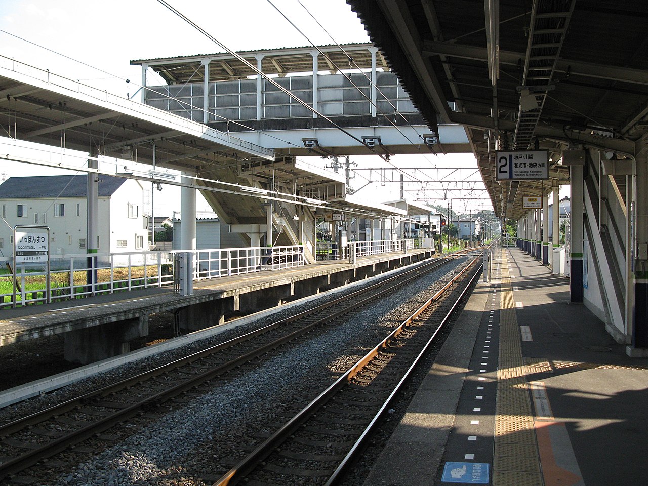 View of the platforms looking west at Ippommatsu Station on the Tobu Ogose Line