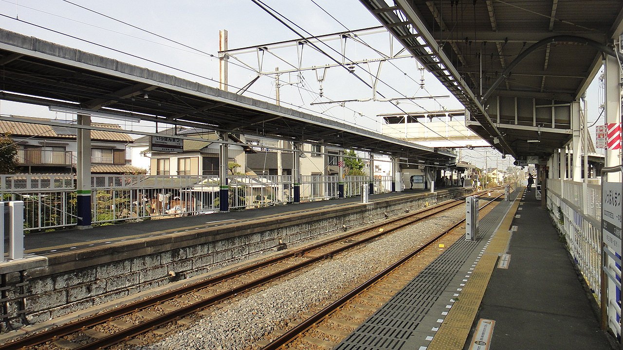 View of the platforms at Ippommatsu Station on the Tobu Ogose Line, looking toward Sakado from the d