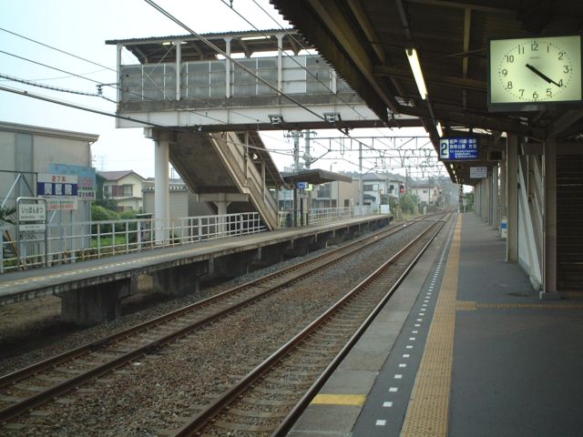 Ippommatsu Station on the Tobu Ogose Line, before extension of platform roof and installation of pla