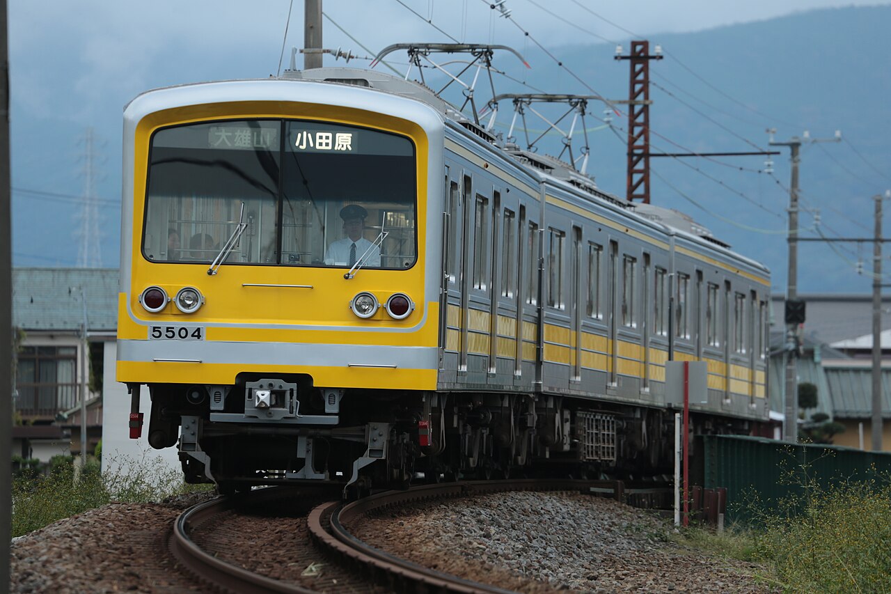 狩川にかかる橋梁を通過する5504編成イエローシャイニングトレイン
