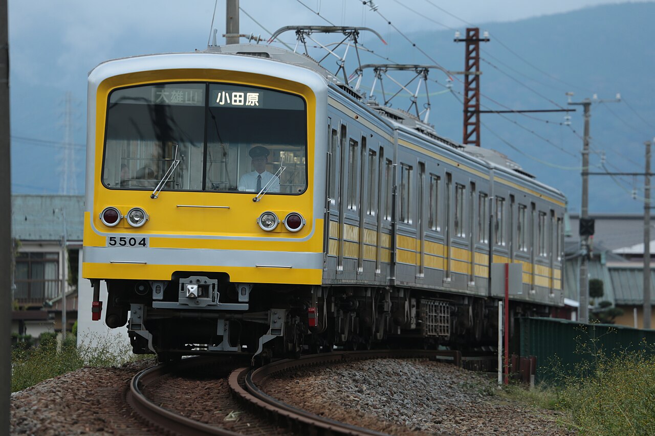 狩川にかかる橋梁を通過する5504編成イエローシャイニングトレイン