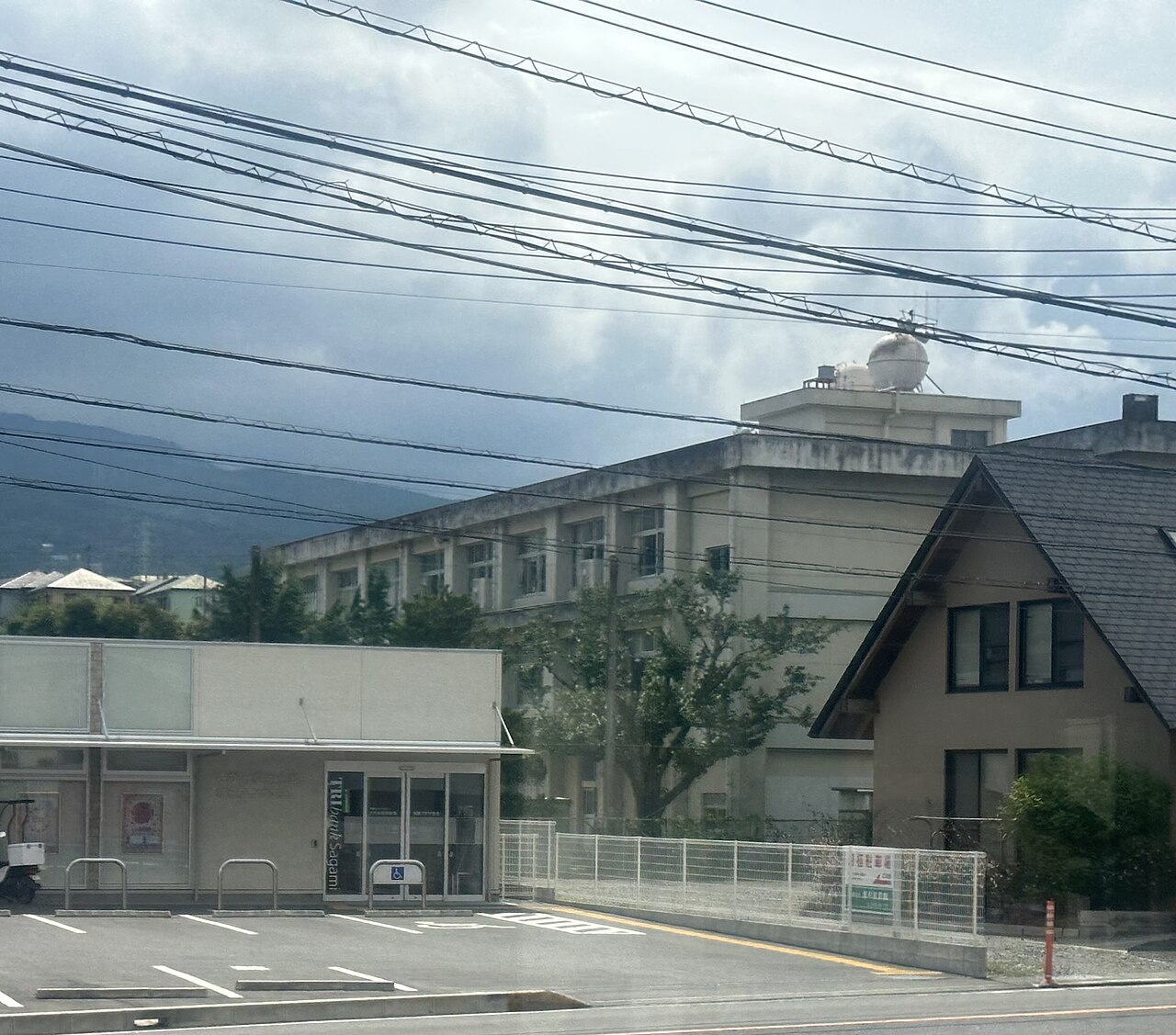 南足柄市立岩原小学校(みなみあしがらしりつ いわはらしょうがっこう、Iwahara primary school)