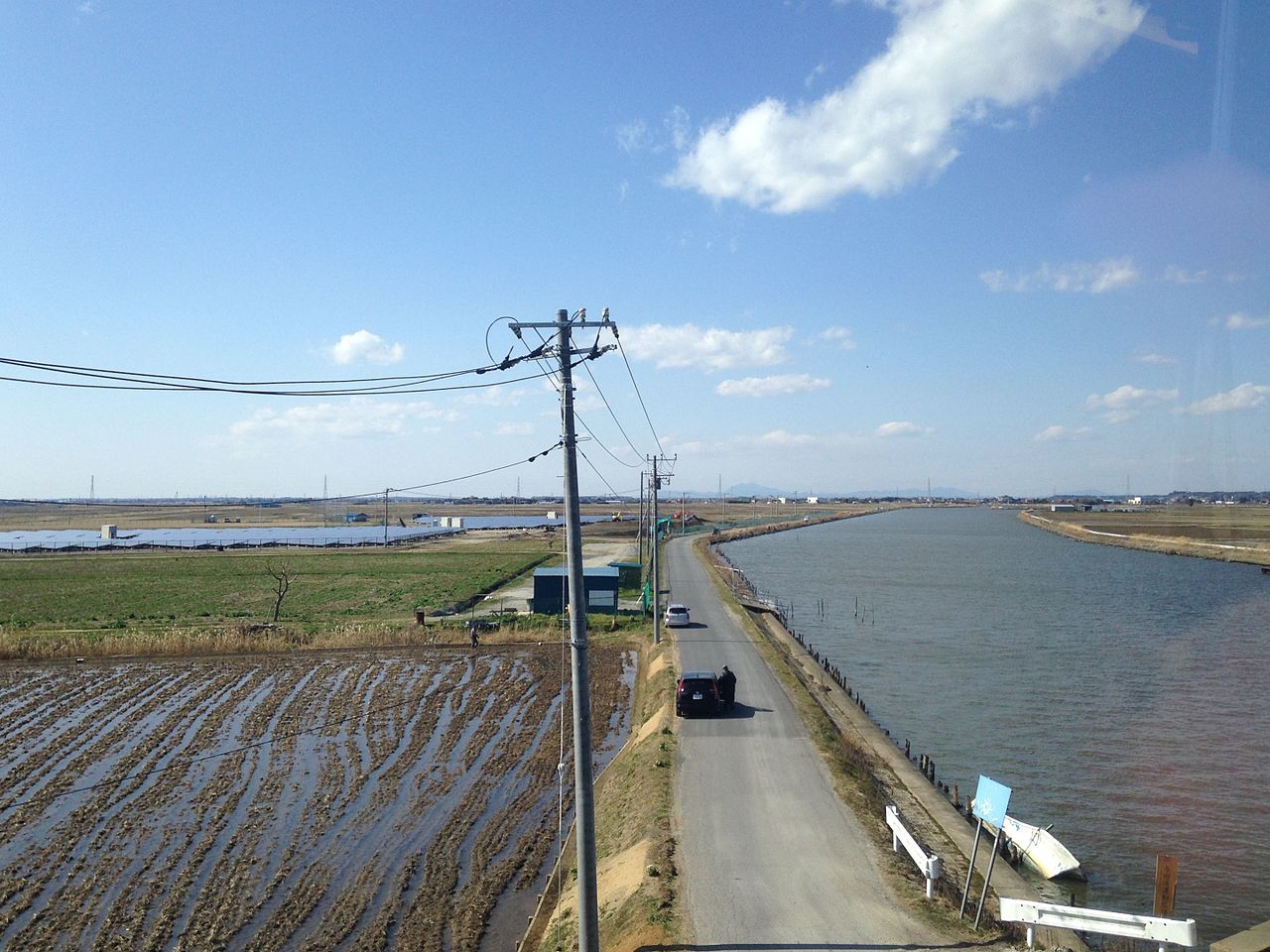 鹿島線列車より望む与田浦川(上流側)。遠くに筑波山が見える