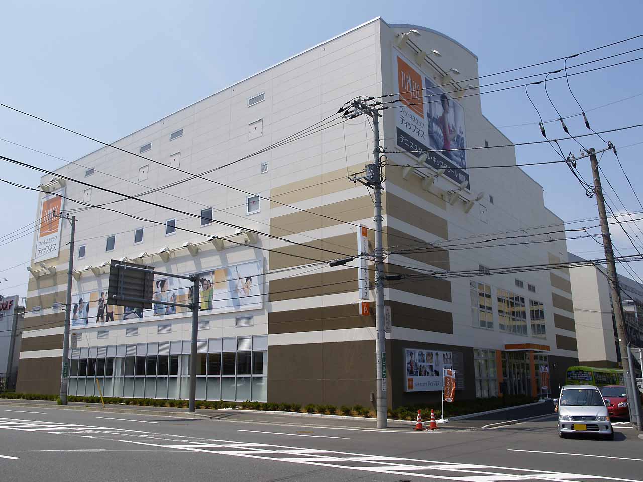 example of Fitness club in Japan: Tipness Kamoi branch.
Location: Ikebe-cho, Tsuzuki ward, Yokohama