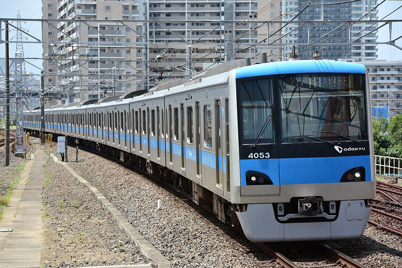 Odakyu 4000 series EMU set 4053 approaching Kanamachi Station on a Jōban Local inter-running service