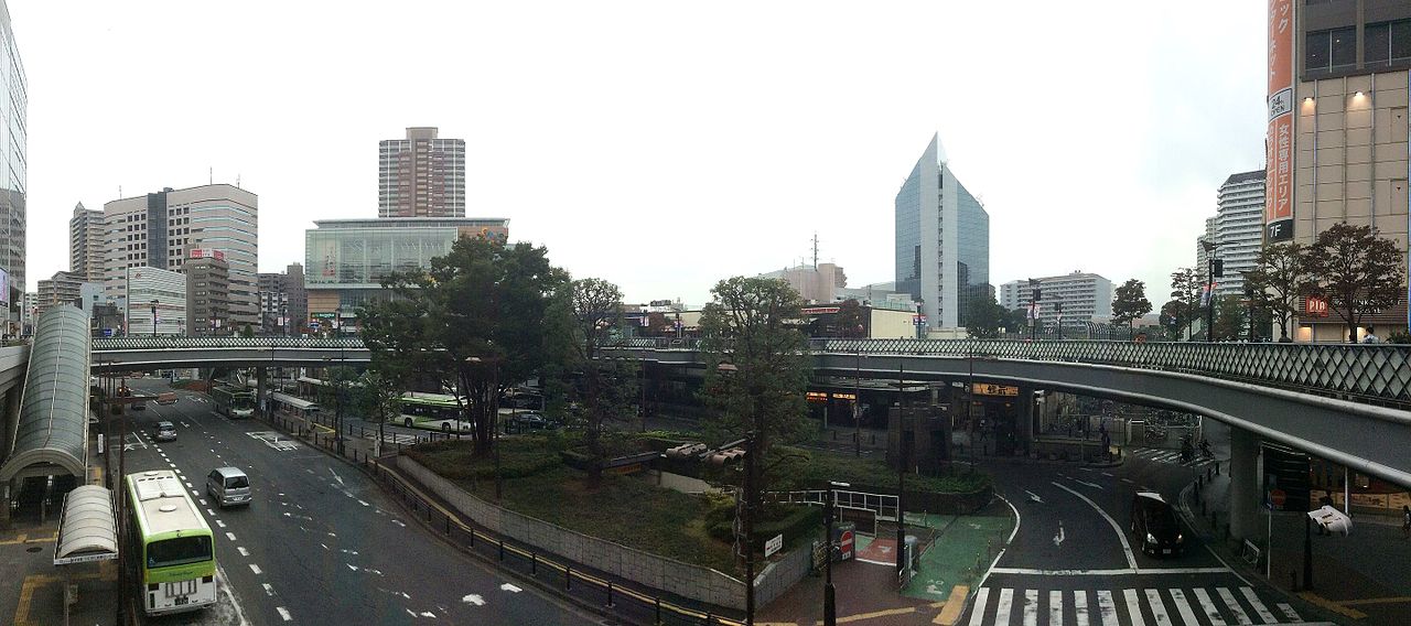 川口駅の西口の前 (in front of Kawaguchi station west exit)