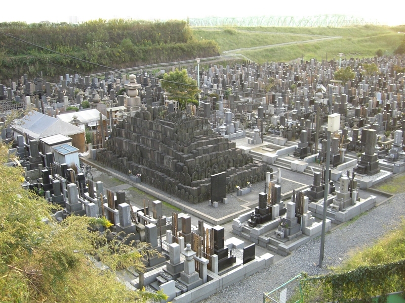 善光寺(舟戸善光寺)の霊園。土手の上にある。- 埼玉県川口市舟戸町