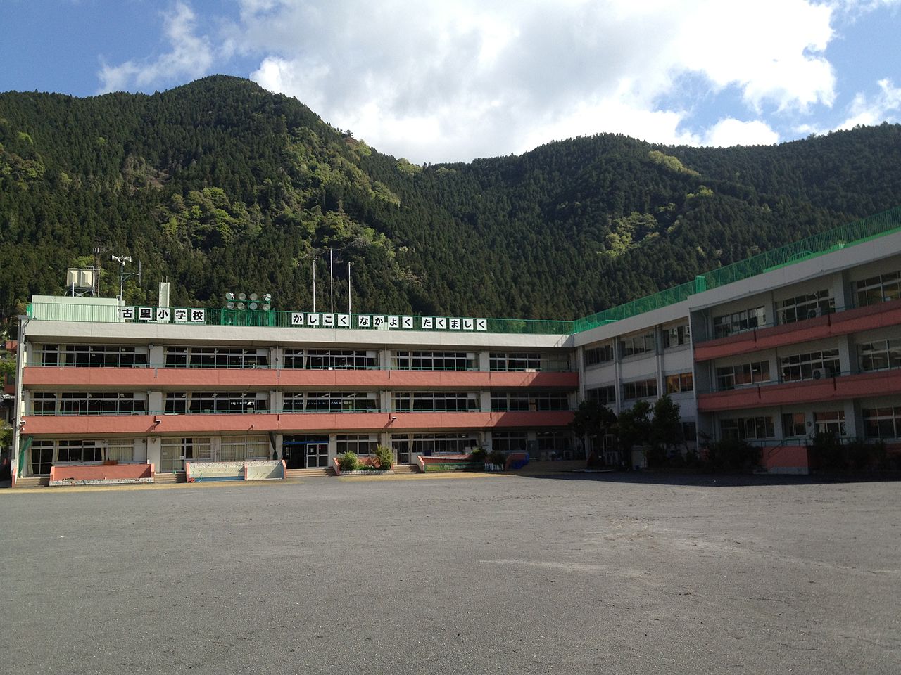 奥多摩町立古里小学校の校舎全貌。