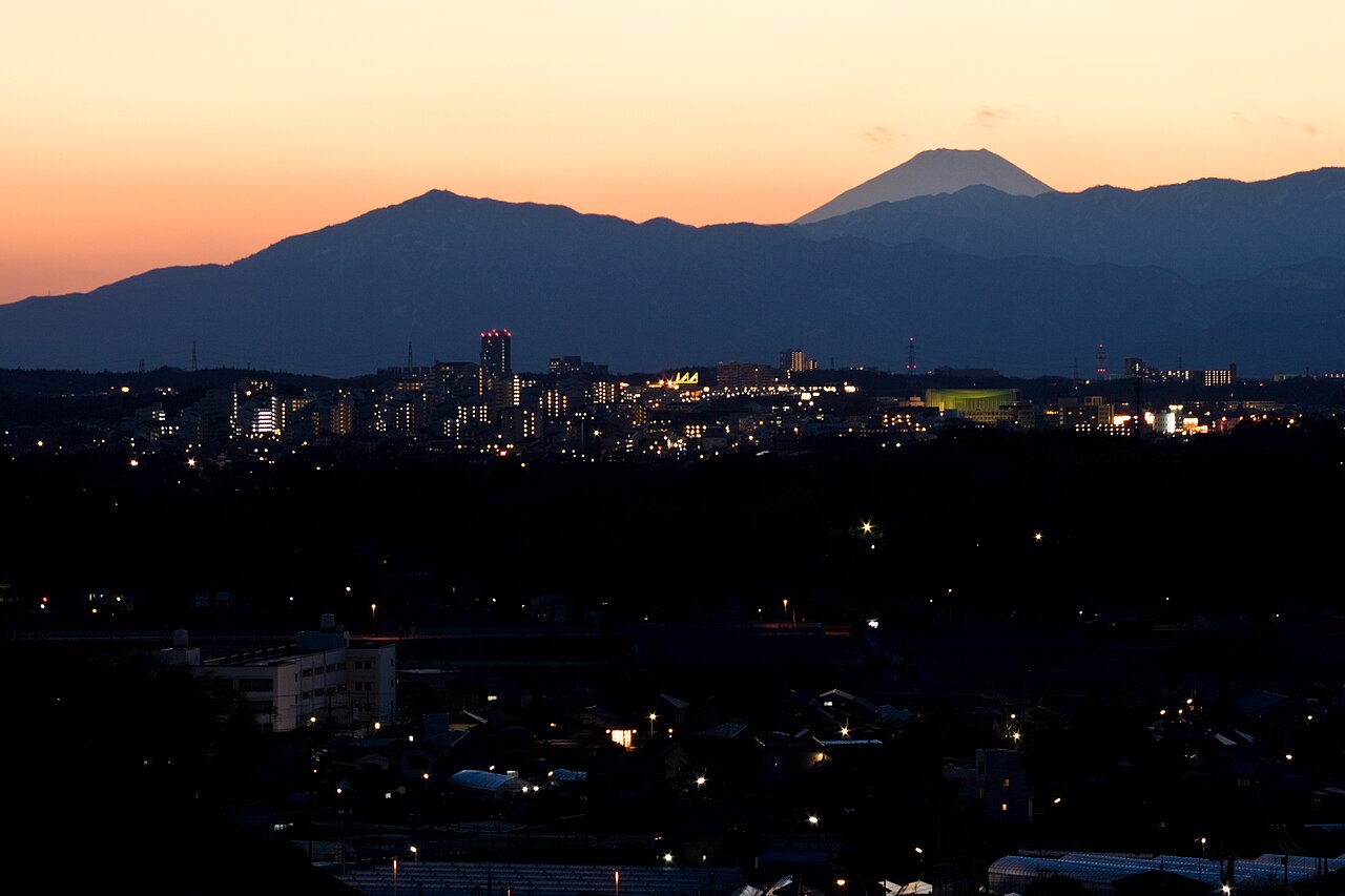 Mount Ōyama (大山 Ō-yama) and Mount Fuji (富士山 Fuji-san) as seen from Kawawa-fuji park (川和富士公園 Kawawa-f