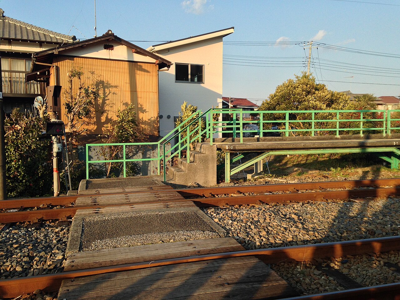 JR外房線九重駅にある、11両対応ホーム端の構内踏切