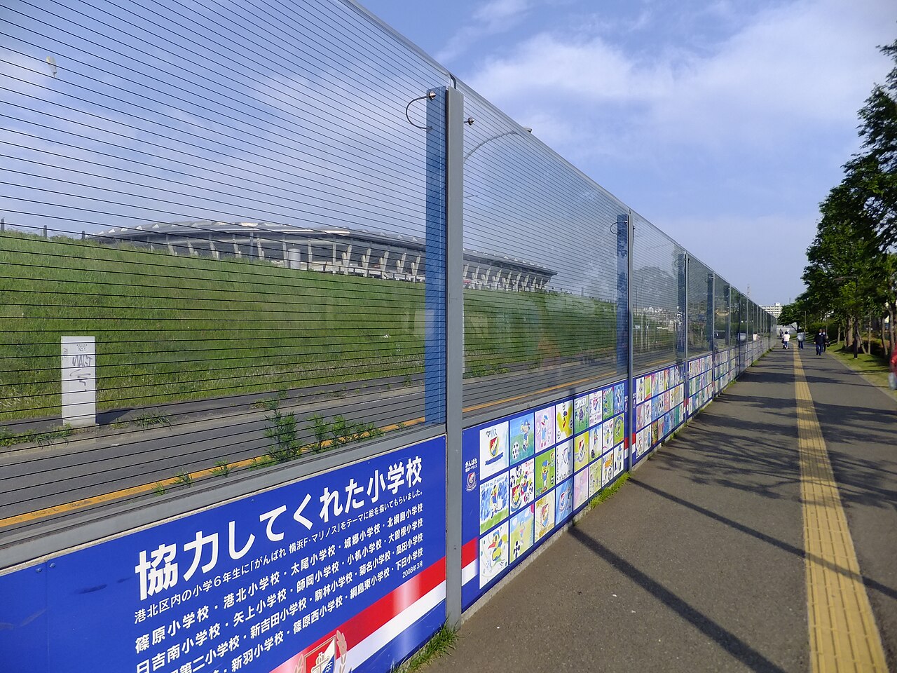 小机駅から日産スタジアムへのアクセス道路。横浜市と横浜F・マリノス、そして地域のボランティアによる清掃活動が行われている。