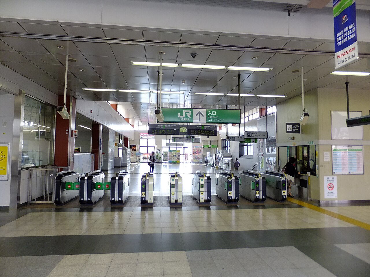 横浜線・小机駅改札口