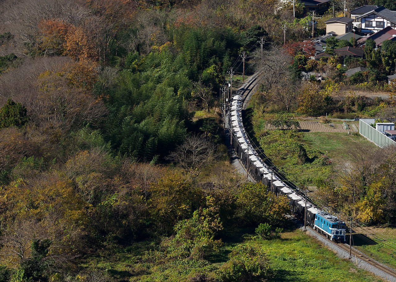 金尾山から俯瞰した石灰石輸送列車。太平洋セメント専用機デキ507が牽引。