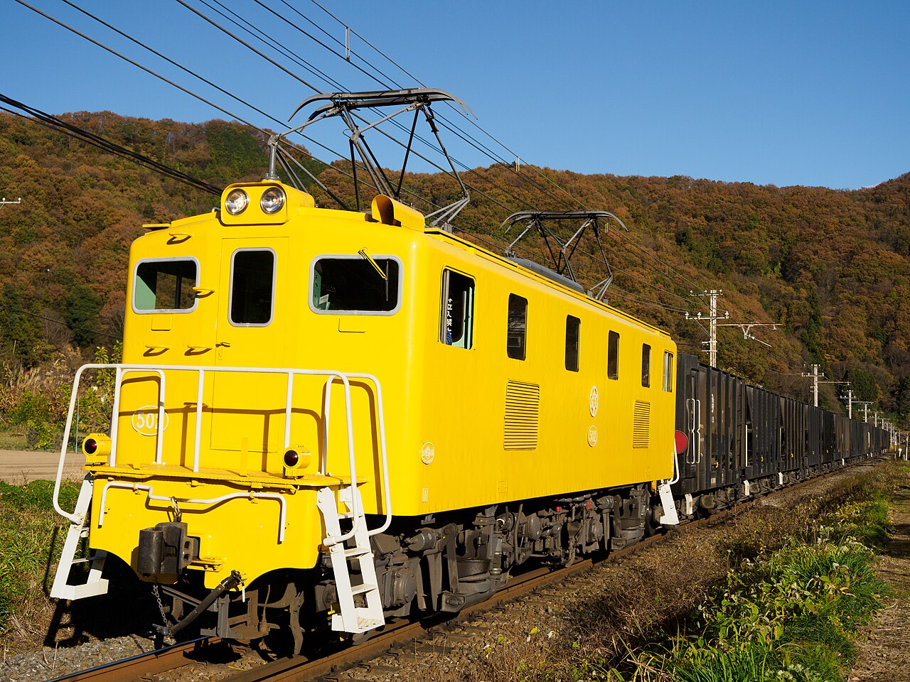秩父鉄道を走行する鉱石輸送列車。デキ502が牽引。