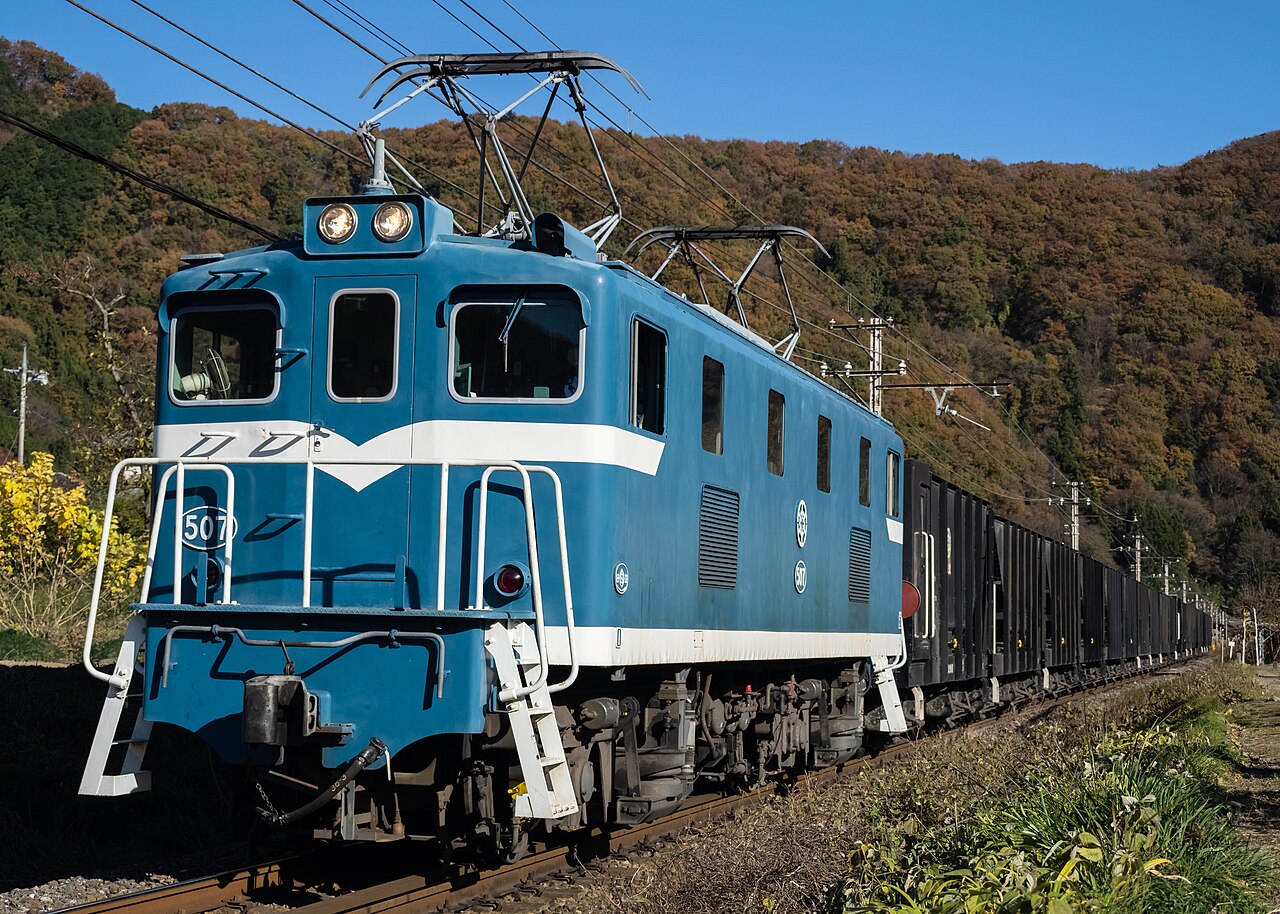 秩父鉄道を走行する鉱石輸送列車。太平洋セメント専用機デキ507が牽引。