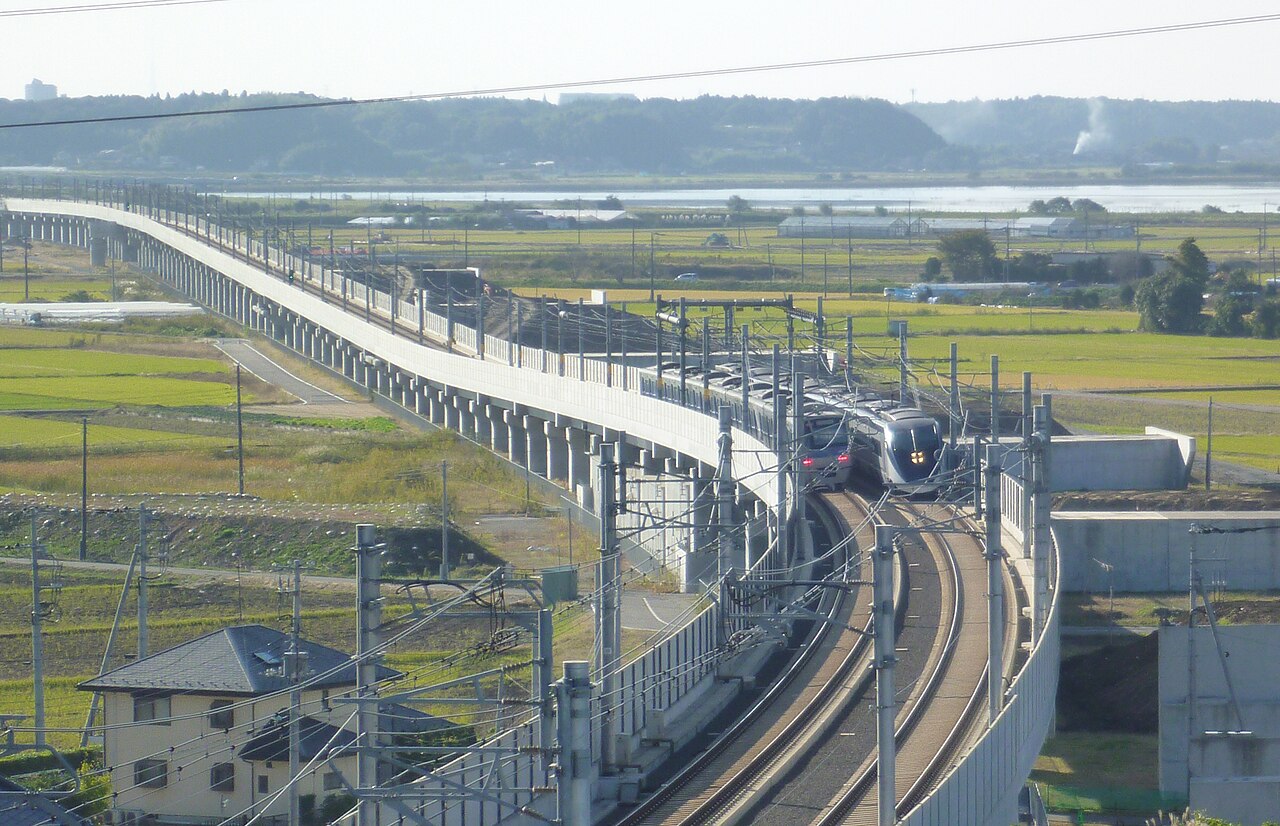 アクセス特急とスカイライナーのすれ違い。右奥に見えるのは印旛沼。