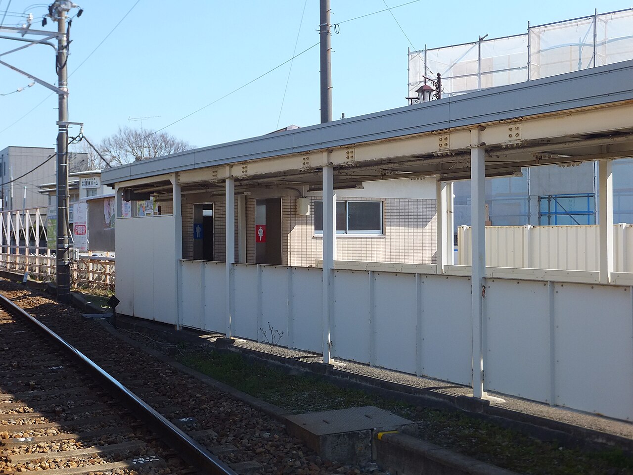 京成電鉄鬼越駅トイレ。駅舎とは別棟で、屋根つきの廊下で結ばれている。