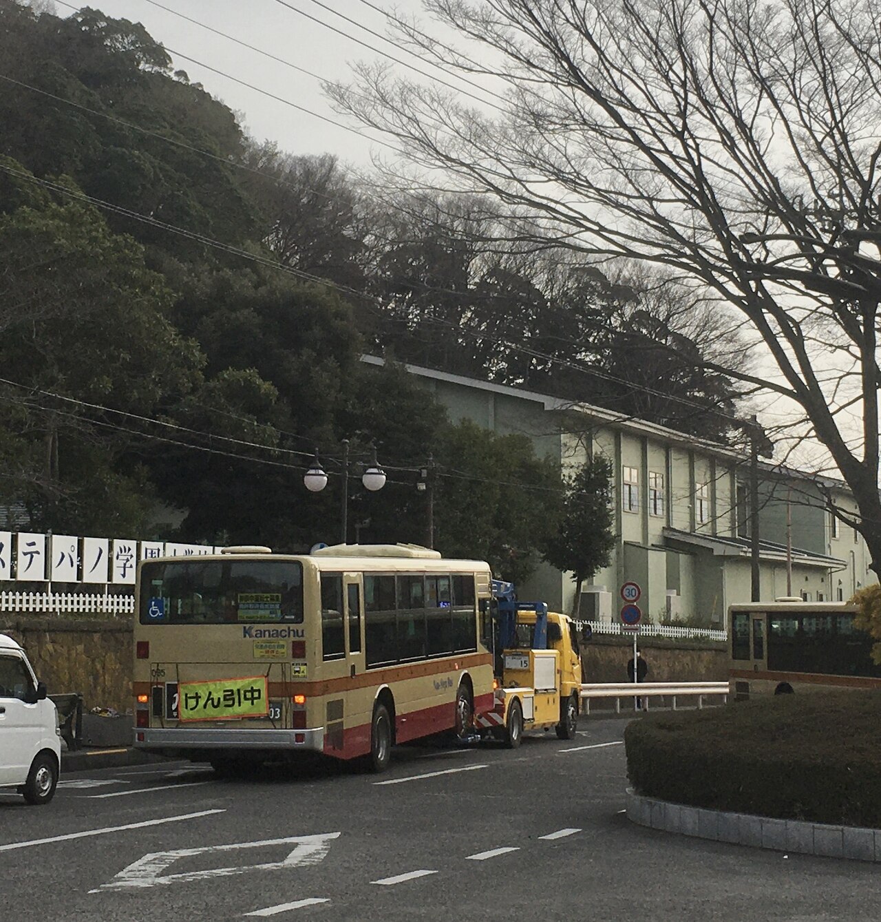 けん引中のバス (a bus being towed)