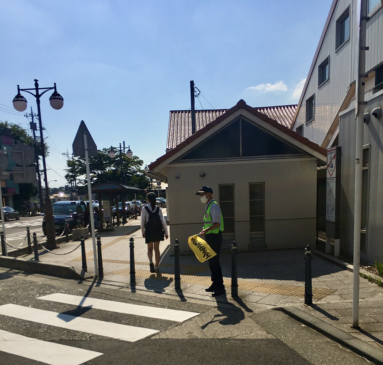 学童擁護員と大磯駅 (crossing guard and Oiso Station)