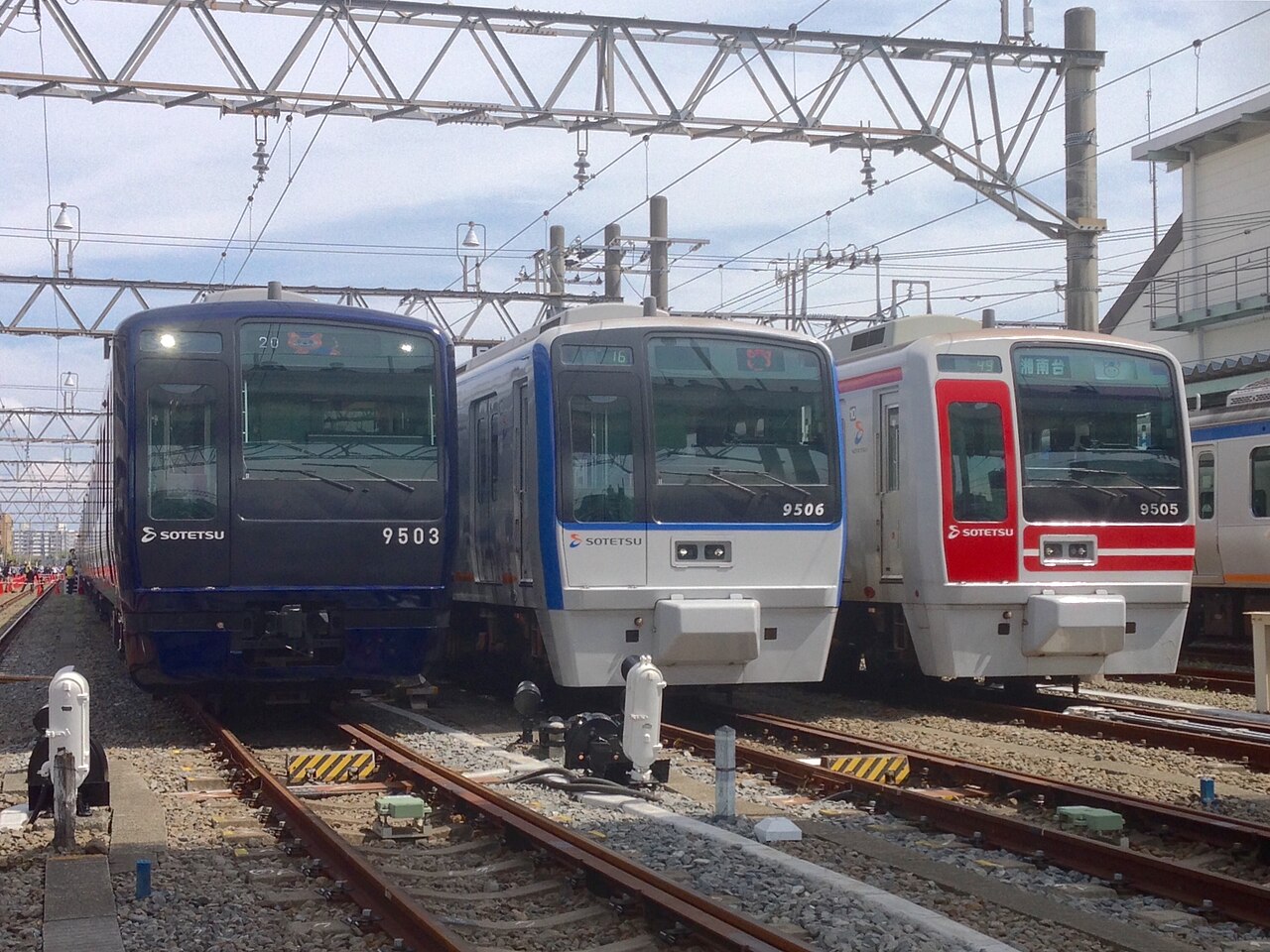 相鉄9000系ヨコハマネイビーブルーリニューアル車両(9703F)、デビュー記念撮影会(相模大塚駅構内)にて。旧塗装車(右)、グループカラー新塗装車(真ん中)と並んでいる。