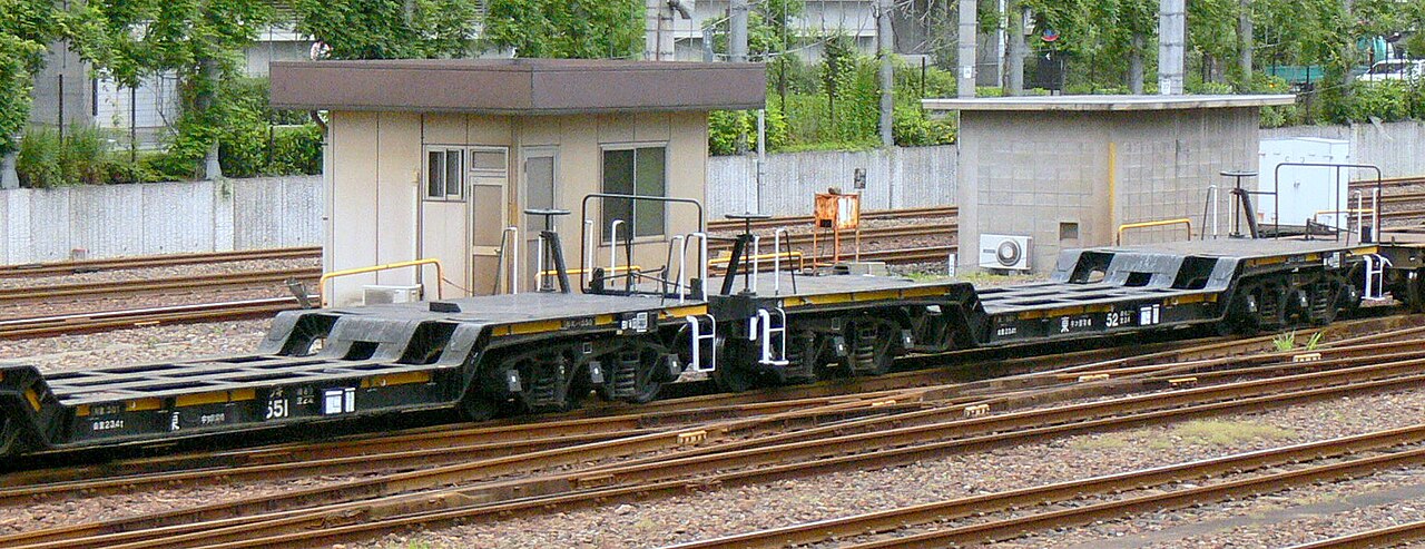 Train of wagons of JR freight Type Shiki 550 Schnabel car (551+552). (Japan).
