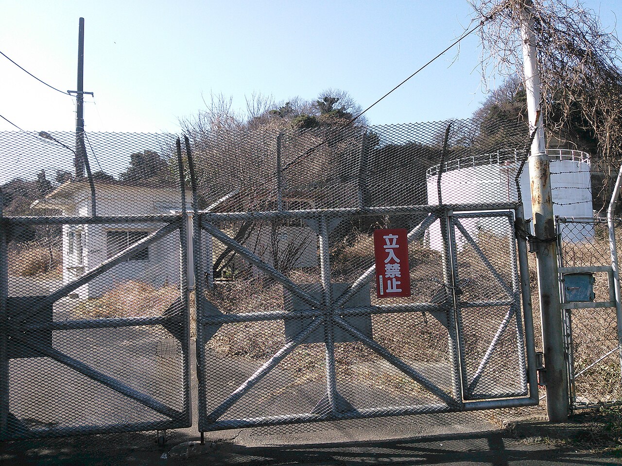 横浜市金沢区、小柴貯油施設 並木側ゲート。公道より撮影。