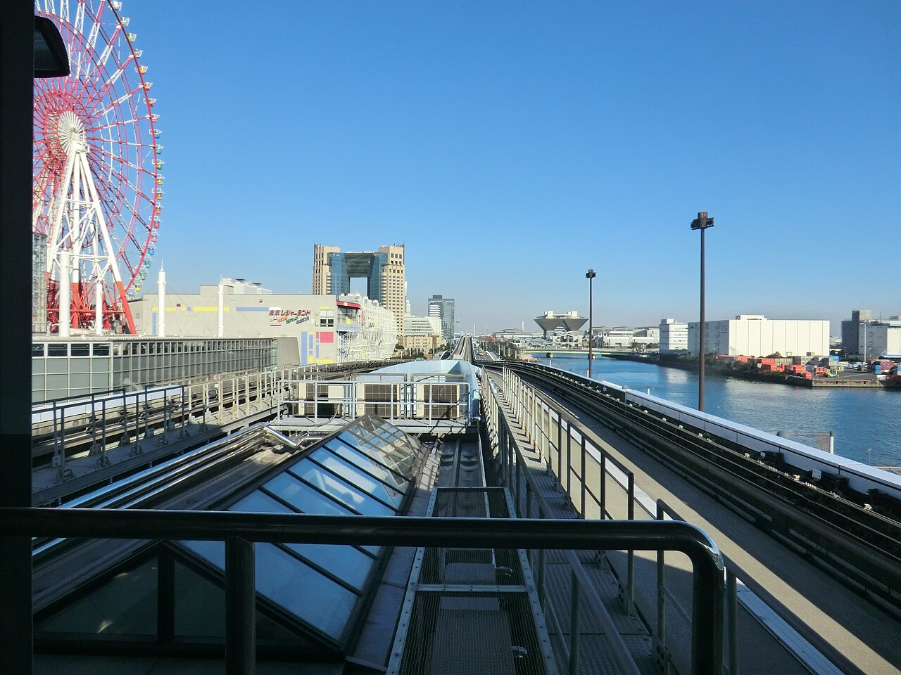 ゆりかもめ(東京臨海新交通線)青海駅から東方向(国際展示場正門駅方面)の眺め