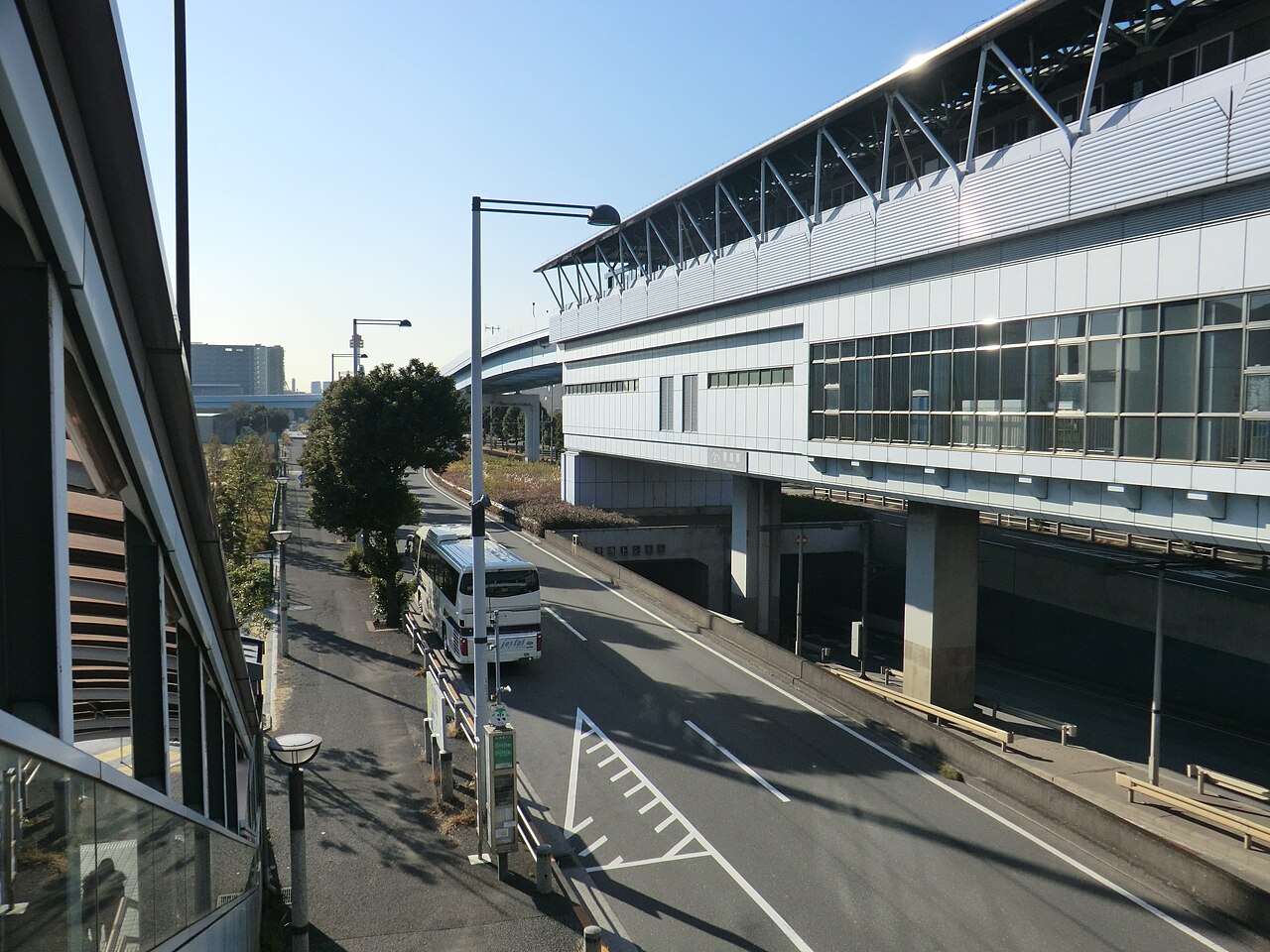 青海駅(ゆりかもめ(東京臨海新交通臨海線)の真下にある、青海トンネルの入り口