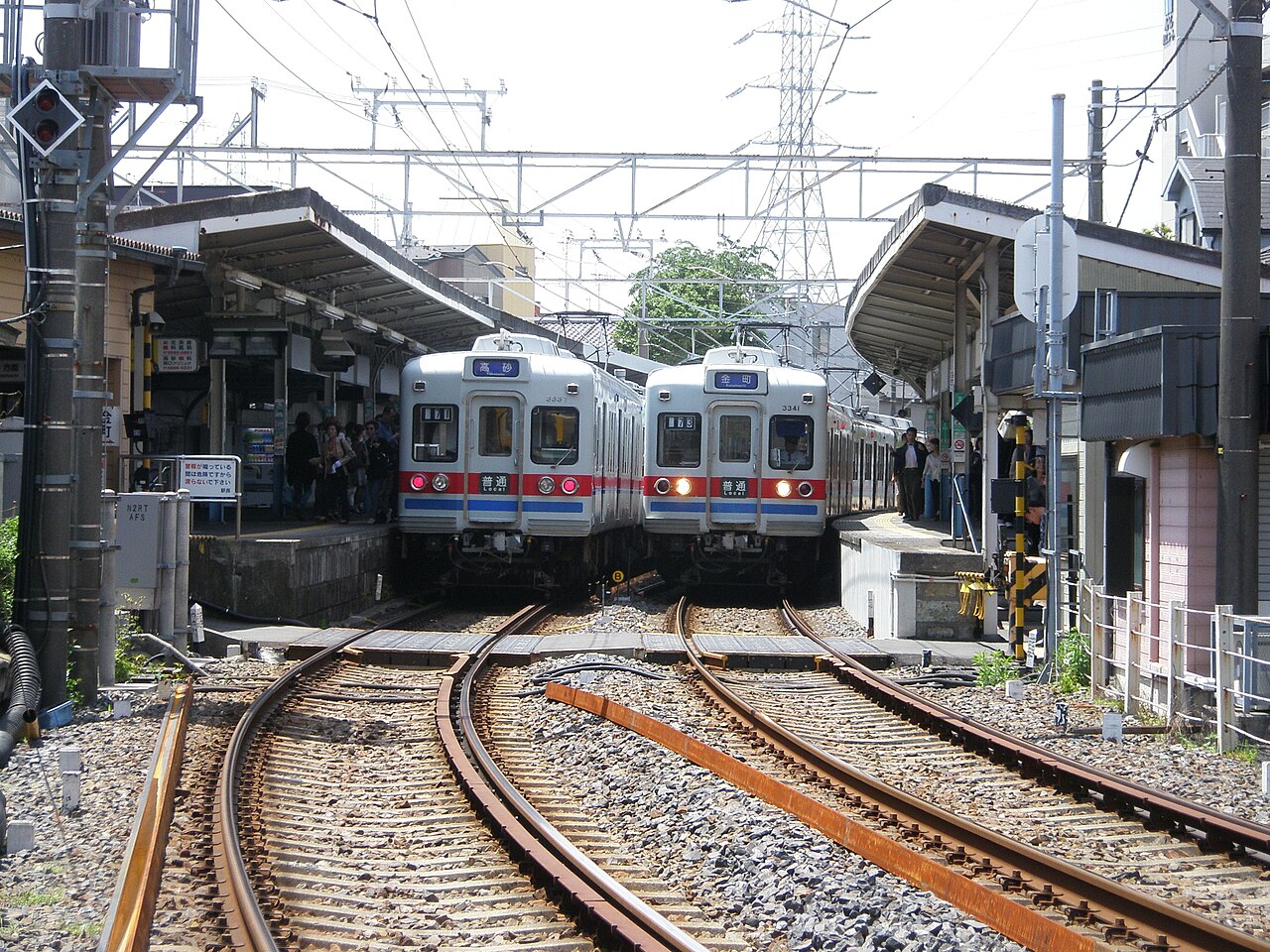 The platforms at Shibamata Station, on Keisei-Kanamachi Line, in Katsushika city, Tokyo.