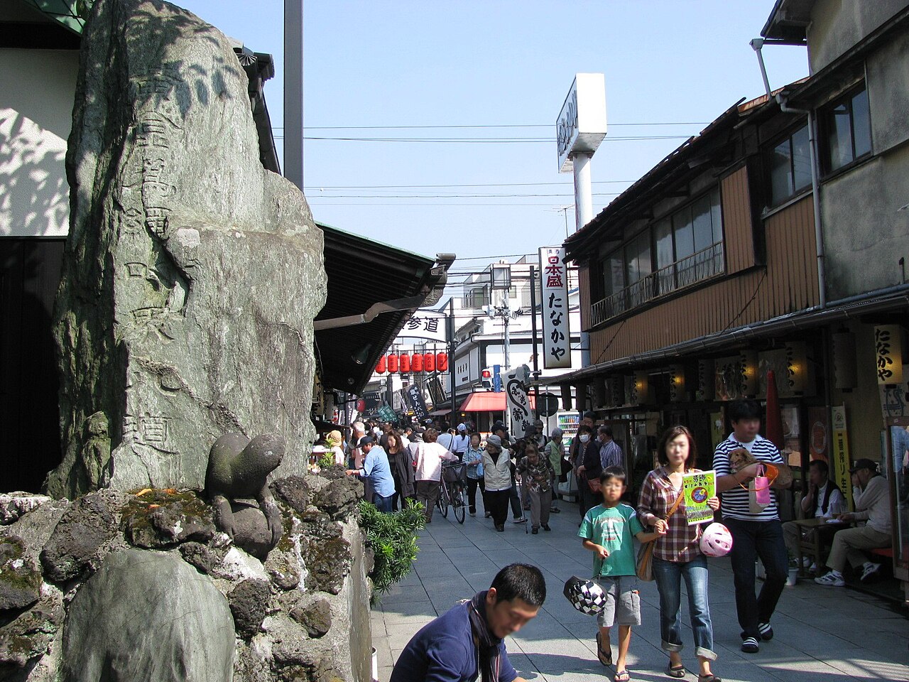 The Taishakuten Sando is an approaching road to the Shibamata Taishakuten. The Shibamata Taishakuten