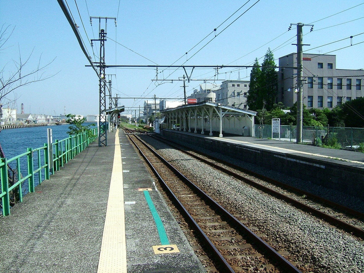 The platforms at the Shin-Shibaura Station on the Tsurumi Line in Tsurumi ward, Yokohama, Japan