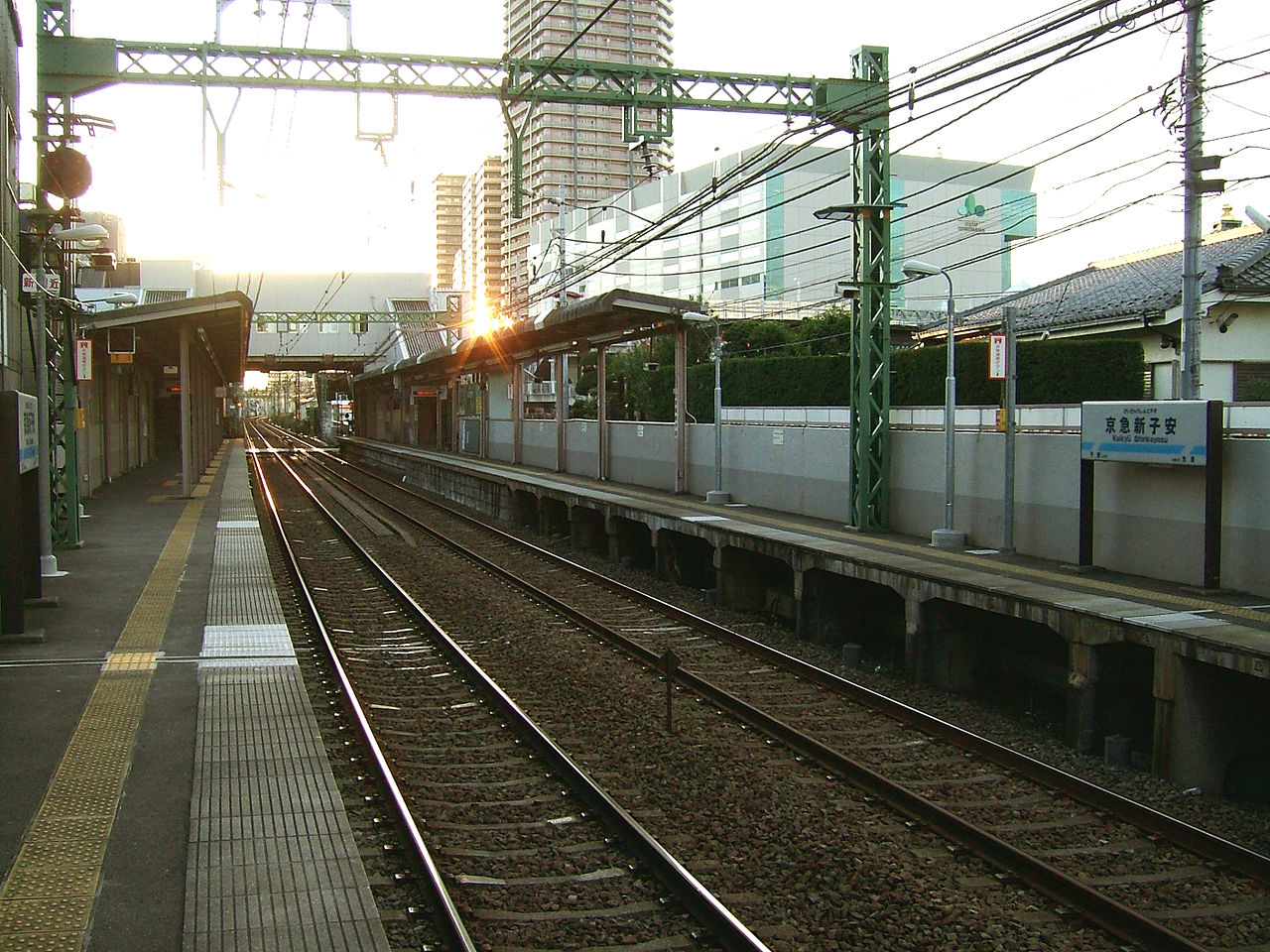 The platforms at the Keikyū Shinkoyasu Station on the Keikyū Main Line in Kanagawa ward, Yokohama, J