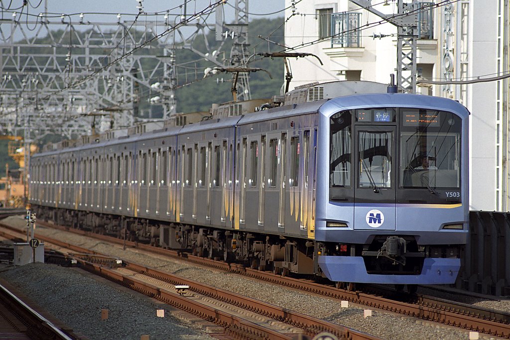 A Yokohama Minatomirai Railway Y500 series train approaching Shin-Maruko Station on the Tōkyū Tōyoko