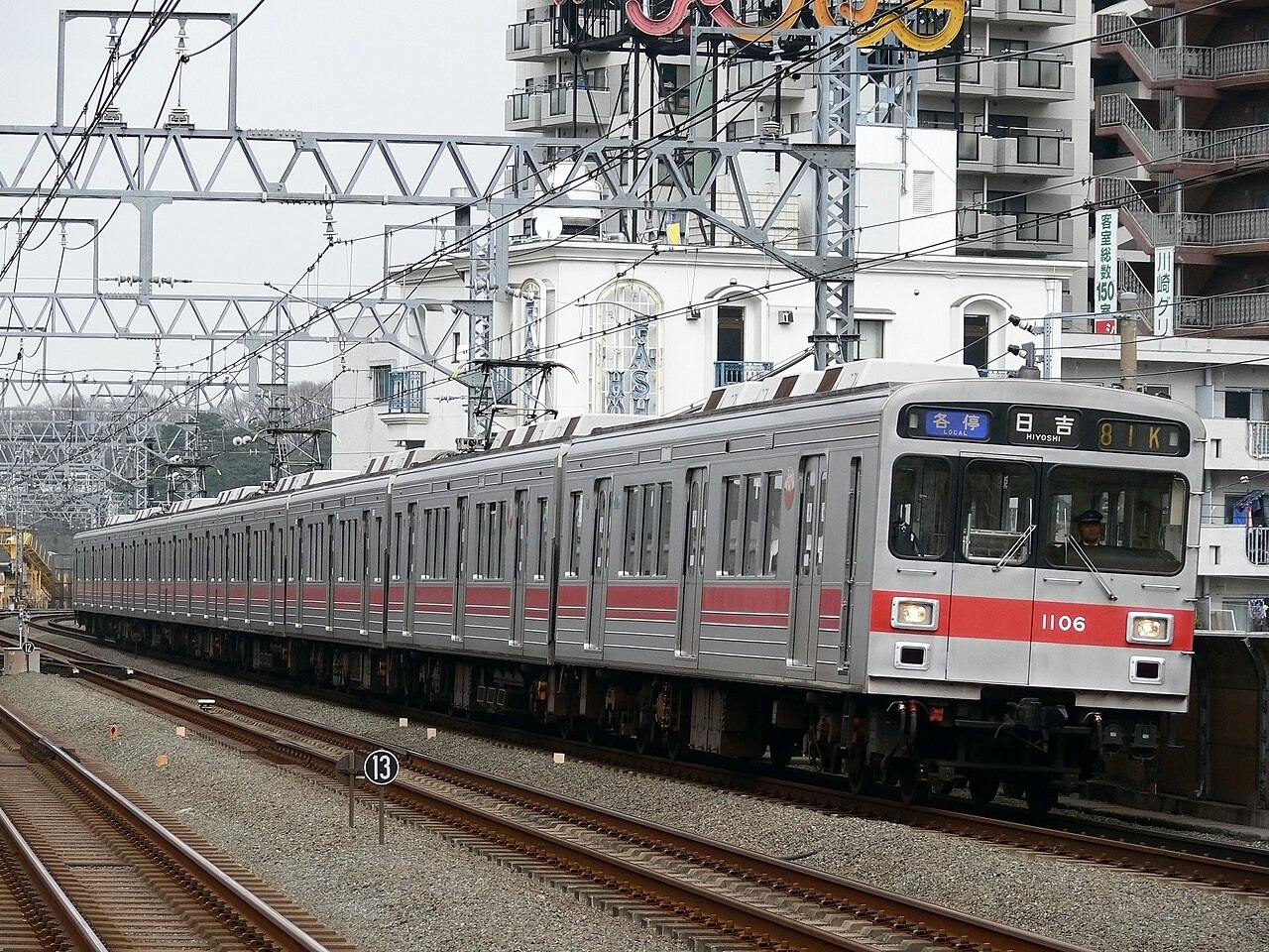 Tokyu 1000 series 8-car EMU set 1106 at Shin-Maruko Station, Kanagawa, Japan