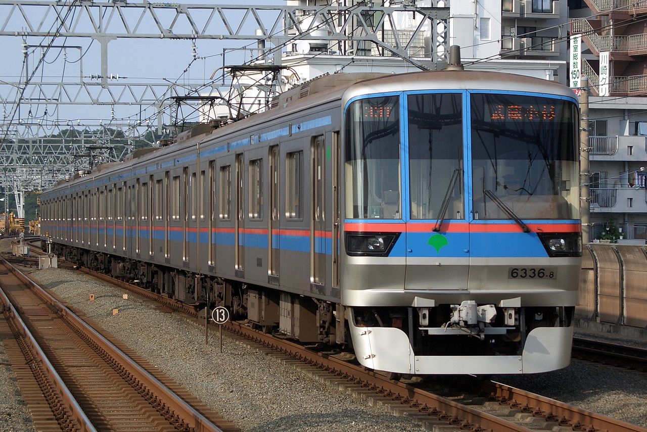 the Toei 6300 series train approaching Shin-Maruko Station on the Tōkyū Meguro Line