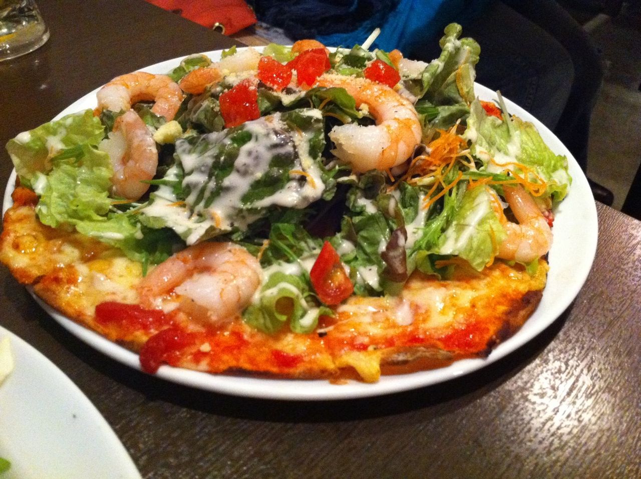 Salad pizza with shrimp