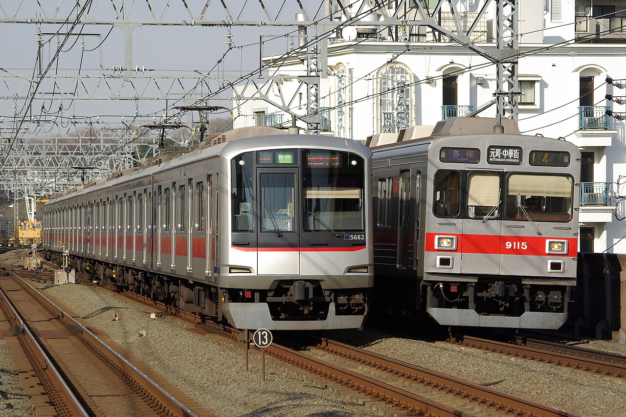 the Tokyu 5080 series train (left, Meguro Line) and the Tokyu 9000 series train (right, Tōyoko Line)