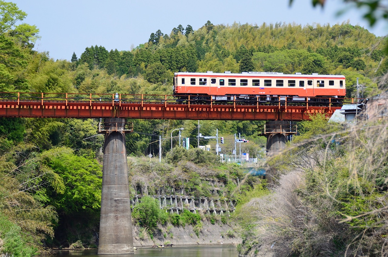 第七夷隅川橋梁を渡るいすみ鉄道の上り臨時列車。キハ52 125。 撮影者のブログはこちら。周辺地図はこちら。