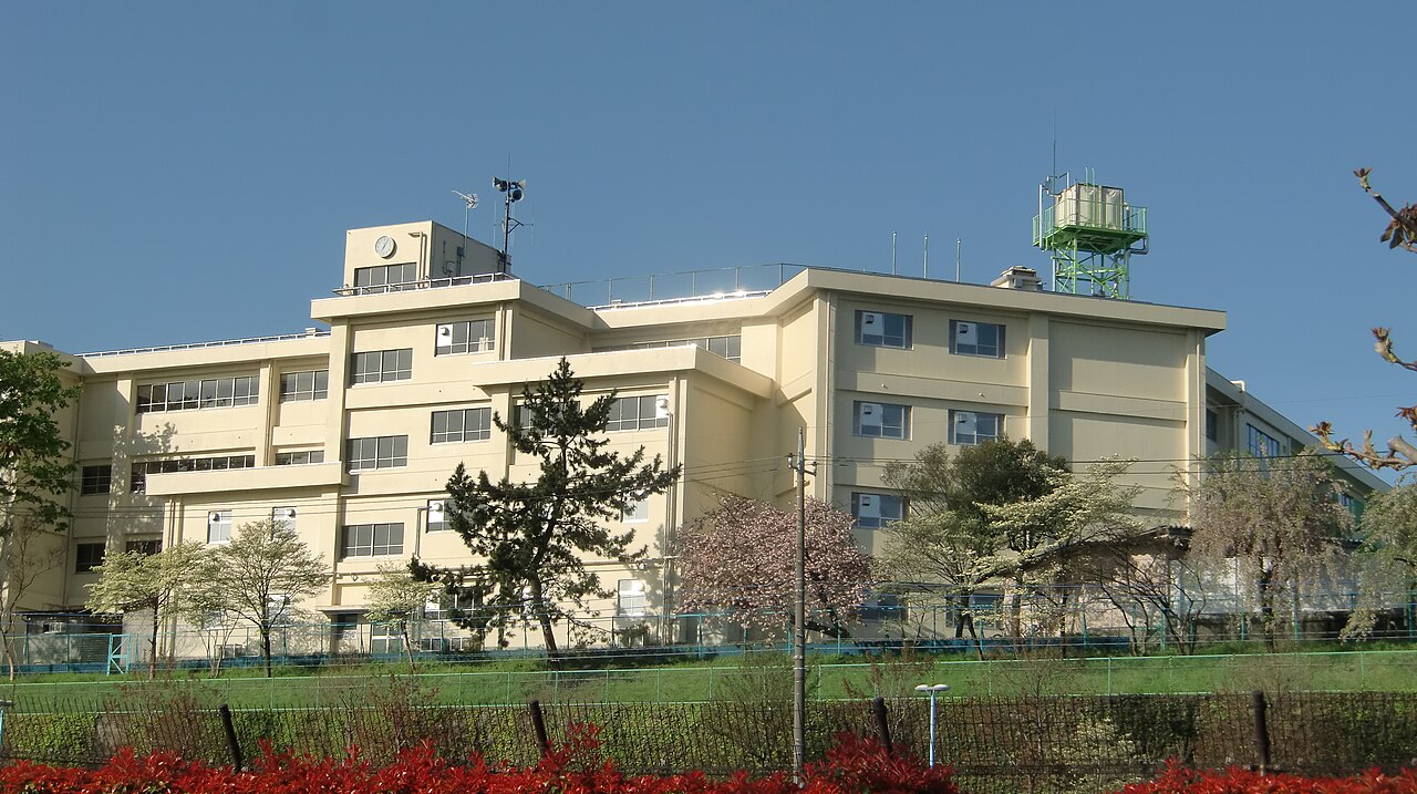 学校の校舎。公園側から撮影。