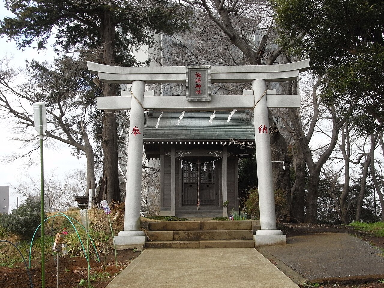 飯縄神社の鳥居と本殿