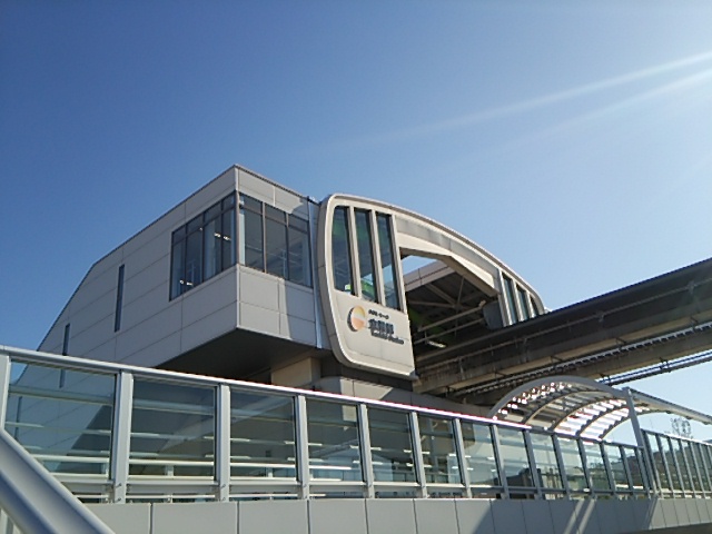多摩モノレール 立飛駅南口側外観。ららぽーと立川立飛方面へはデッキで連絡している。
