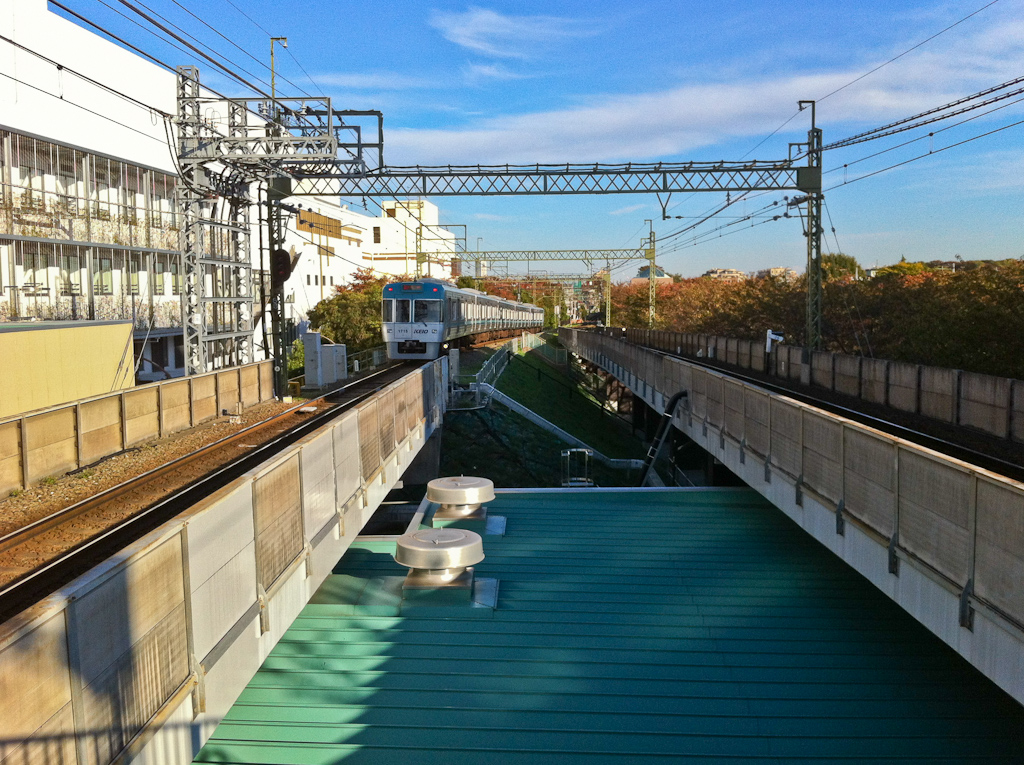 Tokyo, Japan 井王井之頭線高井戶站路段的高架鐵道。